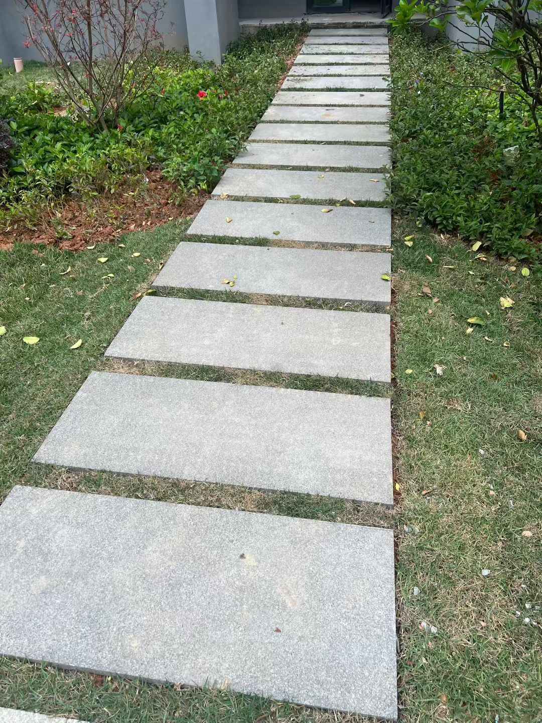 三亚 芝麻黑小区踏步、汀步石铺装效果